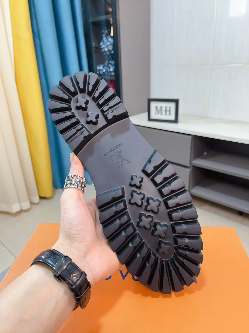 Men's shoes💰 660🌹🌹High version [LV] Louis Vuitton's popular casual leather shoes🎖Fashionable and elegant🎖🎖Material: Original imported open-edge beaded cowhide, washed cowhide leather lining, original open-molded rubber outsole, high-end and classy, ​​elegant quality, instantly transforming into a handsome man when you step on the foot❤❤Standard\nNumber of sizes: 39-44, 38, 45 customized
